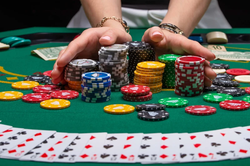 Cách để đoán bài của đối thủ khi chơi Poker qua thẻ và chip
